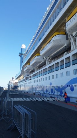 aida perla showing barriers for lng truck 4